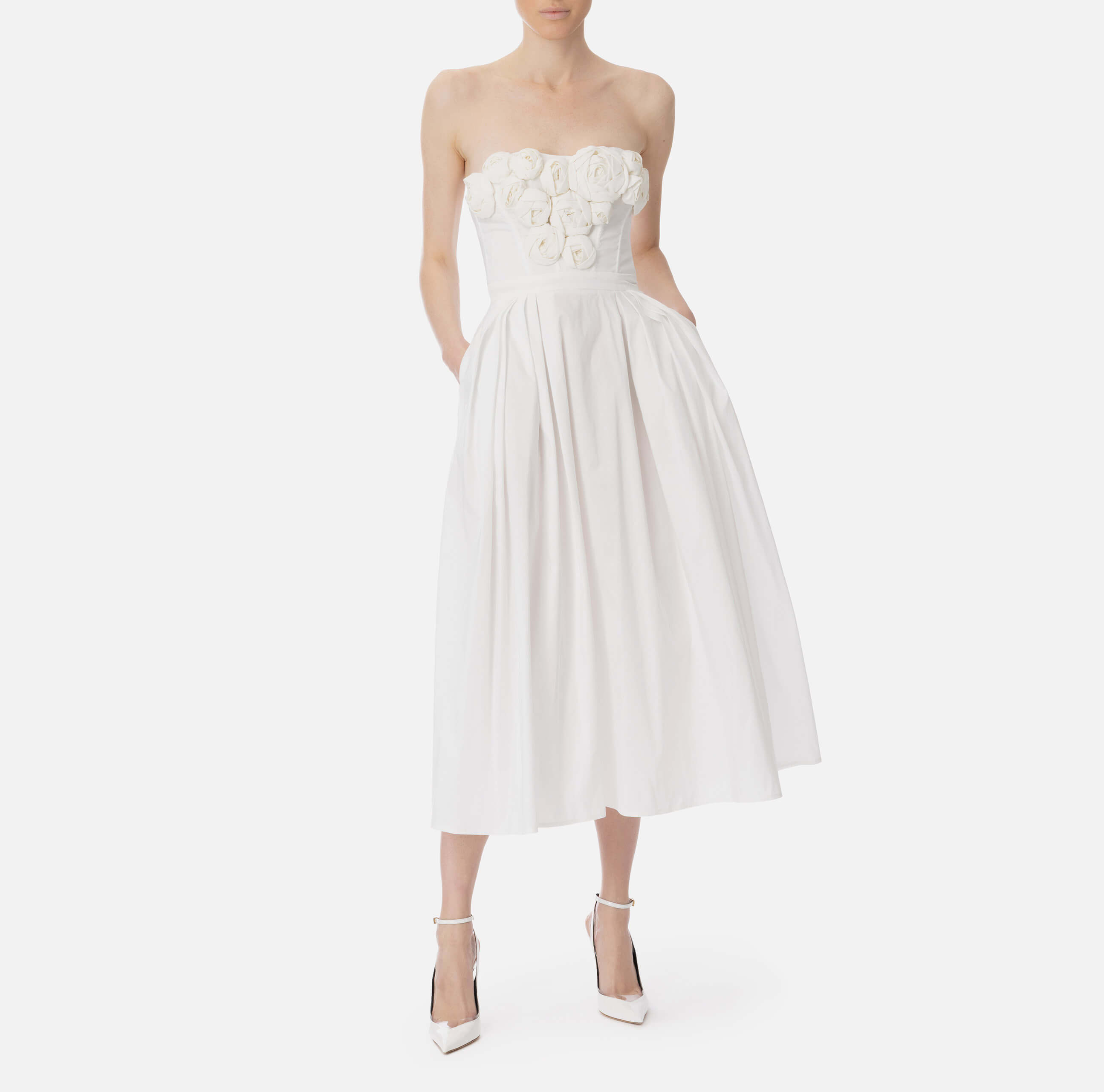 Dress in gabardine fabric with embroidered roses