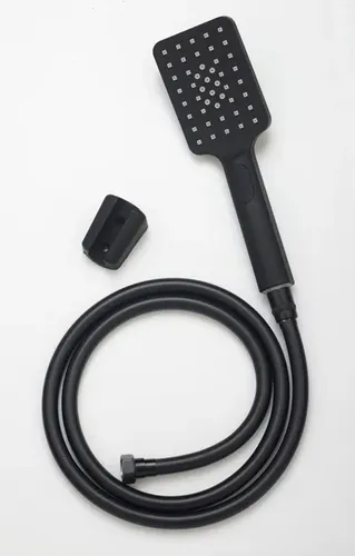 מערכת רחצה שחור YOGA 10009FS-BM מותקנת על קיר חדר אמבטיה, כוללת צינור PVC ומתלה לקיר.