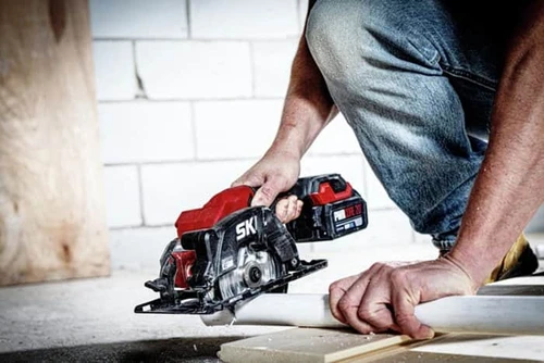 גוף מיני מסור עגול יד אחת נטען 20V Brushless לחיתוך עץ, אלומיניום וקרמיקה + מתנה סוללה 2.0Ah + מטען - סקיל SKIL