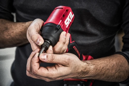 גוף מברגת אימפקט נטענת 20V Brushless מומנט 250Nm ובורר שני מצבי עבודה + מתנה סוללה 2.0Ah + מטען - סקיל SKIL