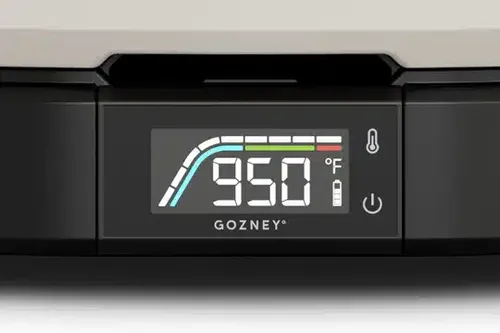 טאבון גז Gozney Arc בעיצוב מודרני וקומפקטי, עם מבער גז ייחודי בעל להבה צידית מתגלגלת, מד טמפרטורה דיגיטלי ושטח בישול מרווח לאפיית פיצות, לחמים וצלייה בחום גבוה.