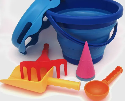ערכת חוף 7 ב-1 כחול CompacToys - דלי מתקפל וכלי חול צבעוניים תקריב