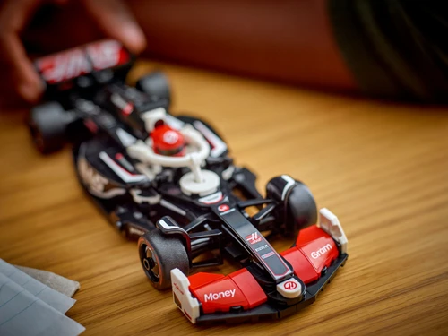 משחק לגו מכונית מרוץ MoneyGram Haas F1® Team VF-24 לגילאי 10+