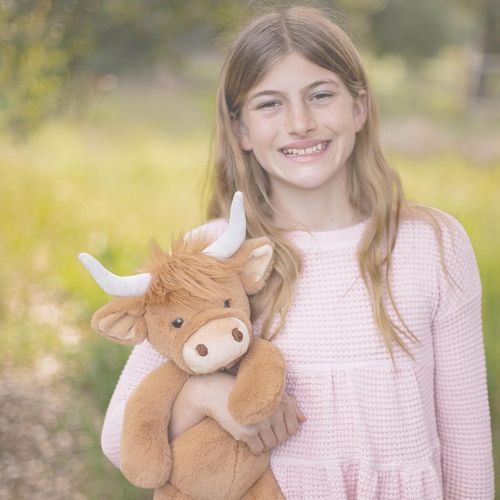 בובת החיבוק הרכה בעולם: פרה בגודל 40 ס