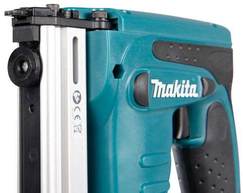 אקדח סיכות נטען MAKITA DST221Z | לעבודה מקצועית ומדויקת | הכל בו לתעשיה