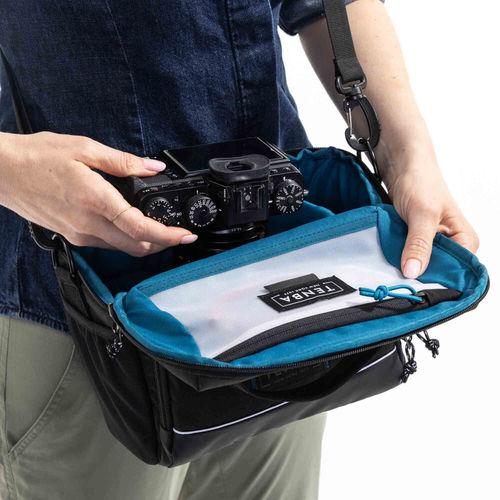 תיק צד Tenba 637-782 Skyline V2 10 Shoulder Bag (Black)