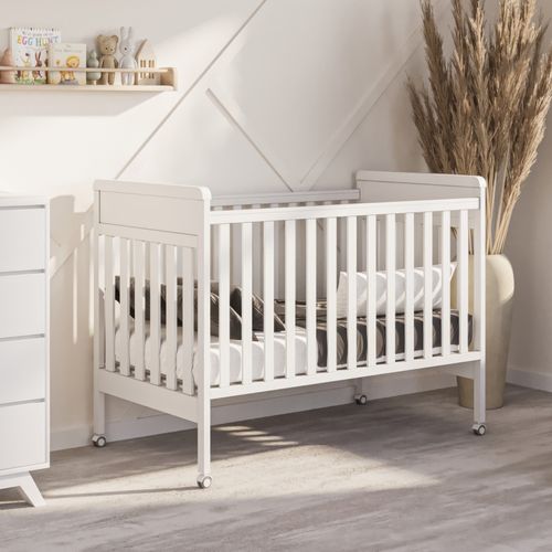 מיטת תינוק מעץ בוק עם דופן עולה/יורדת ריילי - לבן