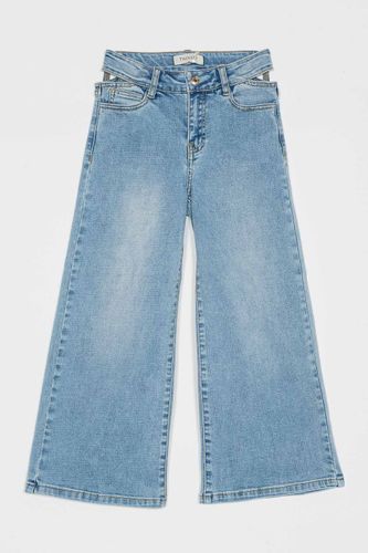 Wide leg jeans with cut-out