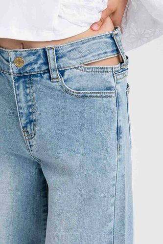 Wide leg jeans with cut-out