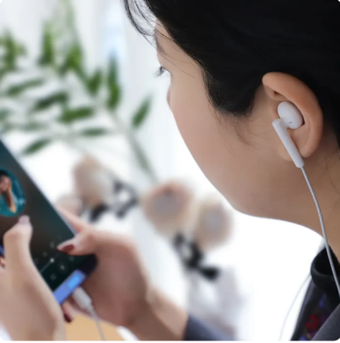 אוזניות חוטיות USB-C עם מיקרופון מובנה, צליל סאונד איכותי, כפתור שליטה, אורך 1.2 מטר