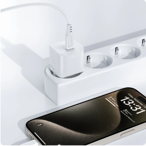 סט מטען מהיר לטלפון הכולל ראש מטען USB-C וכבל USB-C ל-USB-C באורך 1.2 מטר, עיצוב קומפקטי