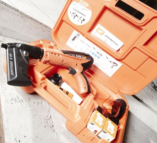 אקדח מסמרים SPIT P370 C60 בטכנולוגיית תחמיש עם כוח הלימה 320J, מחסנית למסמרים 15-60 מ