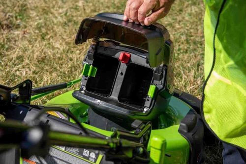 מכסחת דשא GREENWORKS 80V PRO דגם 99561 עם רוחב כיסוח 21 אינץ', הנעה עצמית ותא סוללות כפול
