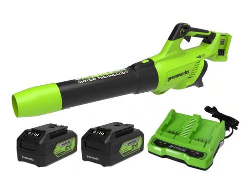 מפוח עלים נטען GREENWORKS 48V דגם 99731 עם מנוע Brushless, שתי סוללות 5 אמפר עם שקע USB ומטען כפול מהיר לניקוי יעיל של גינות וחצרות