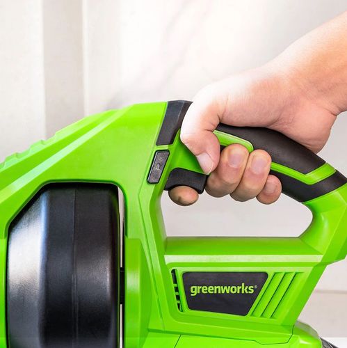 ספירלה נטענת לביוב GREENWORKS 24V דגם 99632 עם כבל 7 מטר, מנגנון הזנה אוטומטי ותאורת LED לפתיחת סתימות בצנרת 1.9-5 ס