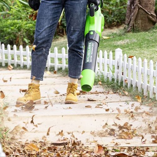 מפוח עלים GREENWORKS 48V Brushless דגם 99506-8 עם בקרת שיוט, מצב טורבו ופייה מיוחדת לפינות