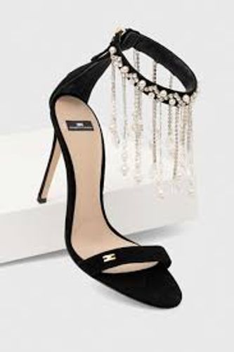 Sandal with rhinestone and pearl chain