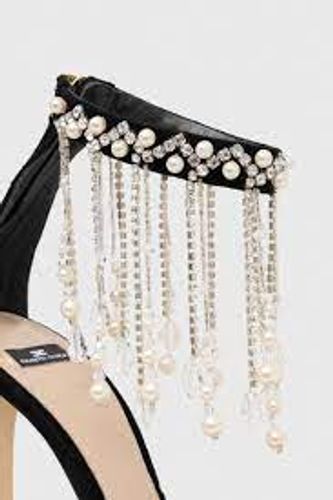 Sandal with rhinestone and pearl chain