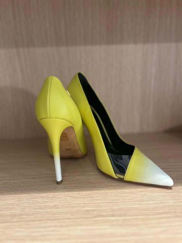 Shaded leather pumps