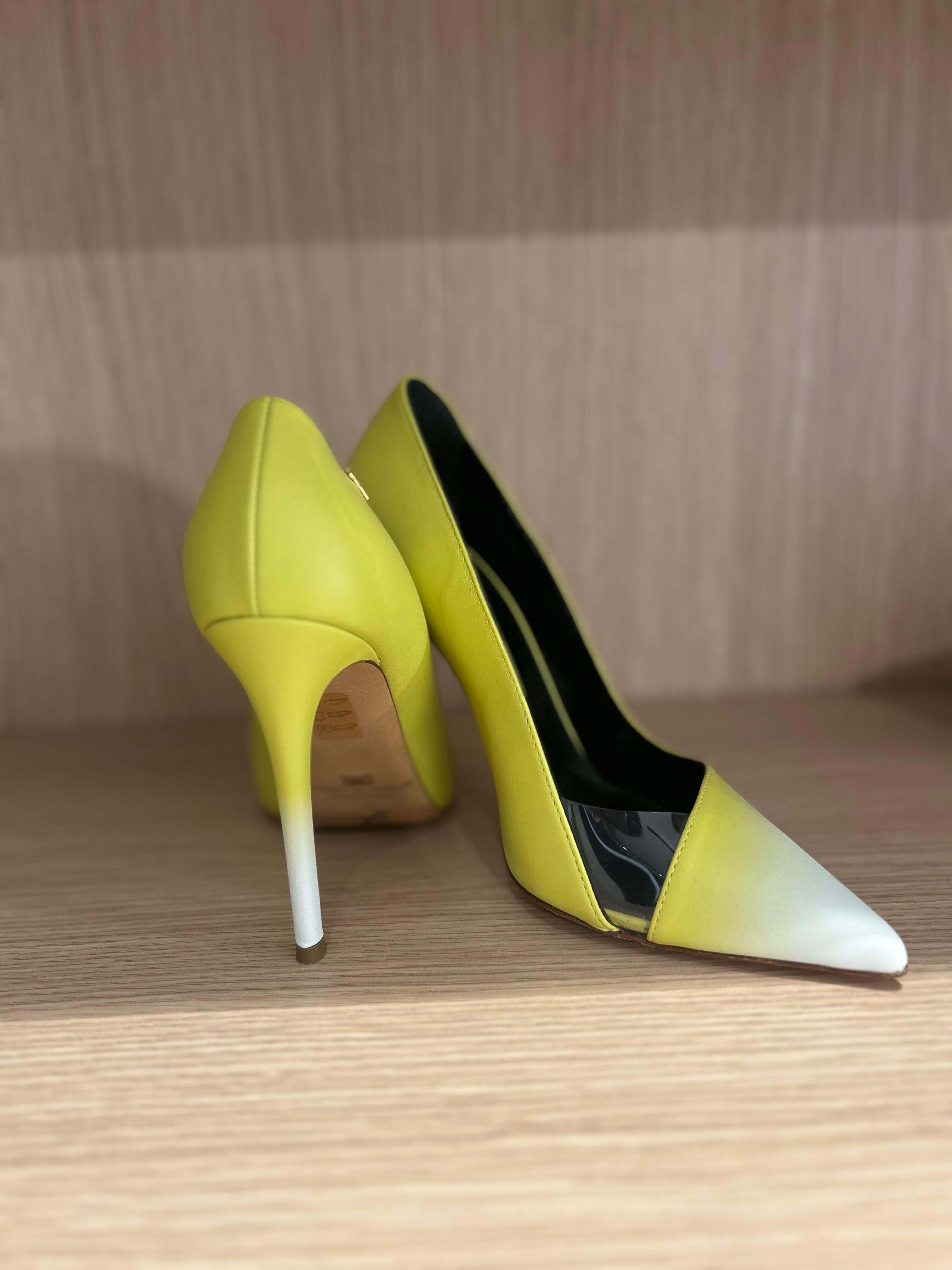 Shaded leather pumps