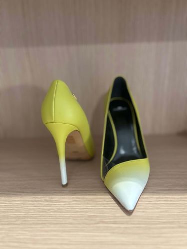 Shaded leather pumps