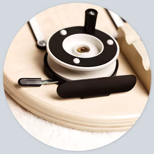 לוח פעילות מונטסורי מעץ ביזי בורד עם שלל הפעלות - דב