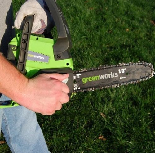 מסור שרשרת GREENWORKS 24V דגם 99701-1-1 עם להב 10 אינץ', סוללת 4 אמפר ומטען מהיר, מערכת שימון אוטומטית ומתיחת שרשרת ללא כלים