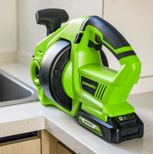 ספירלה נטענת לביוב GREENWORKS 24V דגם 99632 עם כבל 7 מטר, מנגנון הזנה אוטומטי ותאורת LED לפתיחת סתימות בצנרת 1.9-5 ס
