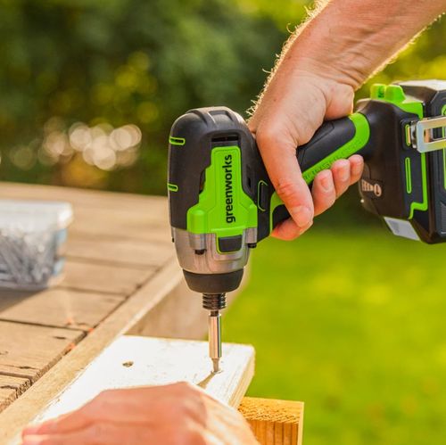 מברגת אימפקט GREENWORKS 24V דגם GD24ID3 עם מנוע Brushless, מומנט 300Nm, 2 סוללות וסט ביטים במתנה