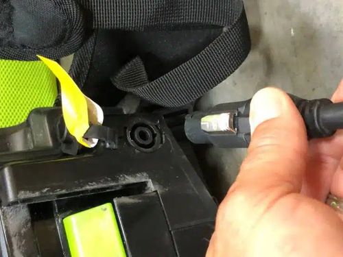 יחידת כוח נישאת GREENWORKS 80V PRO דגם 99783 עם תא סוללות כפול, כבל ומתאם סוללת דמה, מאפשרת עבודה רציפה וממושכת עם כלי גינון חשמליים מקצועיים