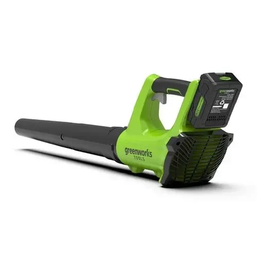  מפוח עלים נטען Greenworks 24V דגם 99506-1 – גוף בלבד, בצבע ירוק-שחור, עם פייה ארוכה וסוללה אחורית (לצורכי המחשה) לעבודה קלה וניידת בגינה או במרפסת.