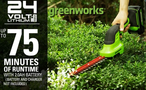 אדם גוזם שיחים בעזרת גוזם גדר חיה ידני נטען של Greenworks 24V, עם להב אדום, זמן עבודה של עד 75 דקות עם סוללת 2.0Ah (לא כלולה).
