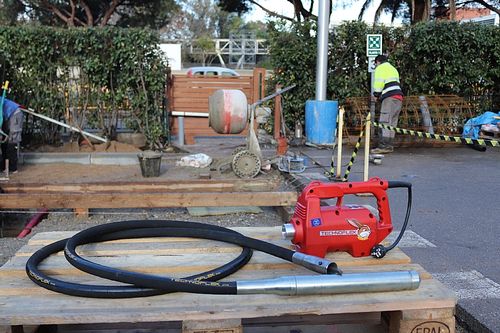 יחידת הנעה רביט M2800 TECHNOFLEX לויברציה בבטון - ויברטור נישא 2800W עם רצועת נשיאה ומפסק פחת PRCD, מאושר מכון התקנים