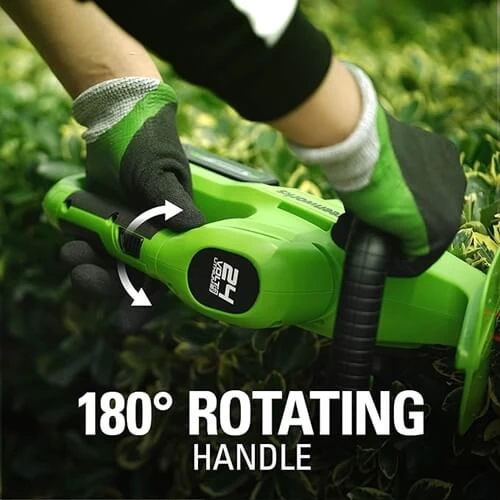 גוזם גדר חיה נטען 24V של Greenworks עם ידית מסתובבת ב־180°, מאפשר גיזום נוח בזוויות שונות לגמישות מקסימלית בעבודה בגינה.