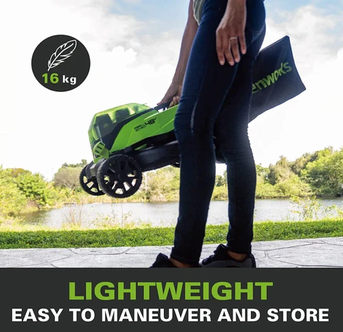 אישה נושאת מכסחת דשא Greenworks 48V במשקל קל של 16 ק