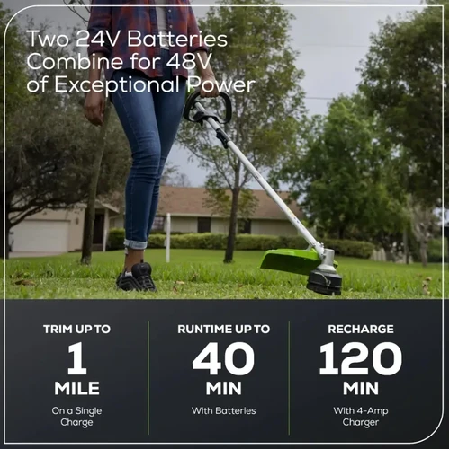 אישה משתמשת בחרמש נטען Greenworks עם שתי סוללות 24V המספקות עוצמה של 48V. הכיתוב מציין זמן עבודה של עד 40 דקות, טווח חיתוך של עד מייל אחד וטעינה מלאה תוך 120 דקות באמצעות מטען 4 אמפר. ברקע – בית פרטי ועצים.