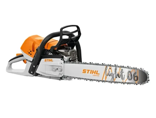 מסור שרשרת STIHL MS 363 עם להב Light 06 – תצוגת תקריב זוויתית של הכלי, מדגישה את עיצוב המגן הקדמי ואת להב השרשרת המקצועי לגיזום מדויק.