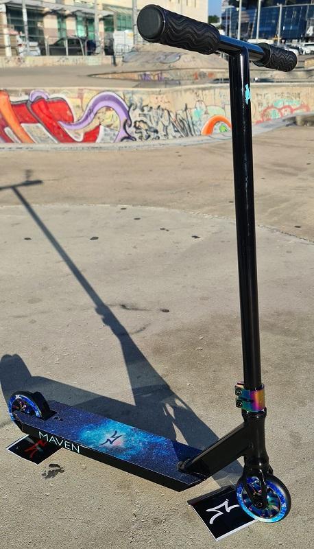 סקוט פעלולים Ao Maven Complete  Scooter Black/Neo