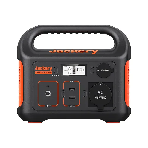 תחנת כוח ניידת Jackery Explorer 240 בצבע שחור-כתום עם ידית נשיאה, מסך LCD, מתגי הפעלה ויציאות חשמל מגוונות. כוללת כבלי טעינה לשקע קיר ולרכב. קומפקטית ונוחה לנשיאה עם משקל של 3 ק
