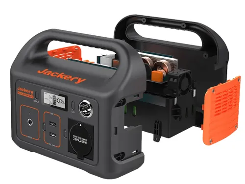 תחנת כוח ניידת Jackery Explorer 240 בצבע שחור-כתום עם ידית נשיאה, מסך LCD, מתגי הפעלה ויציאות חשמל מגוונות. כוללת כבלי טעינה לשקע קיר ולרכב. קומפקטית ונוחה לנשיאה עם משקל של 3 ק