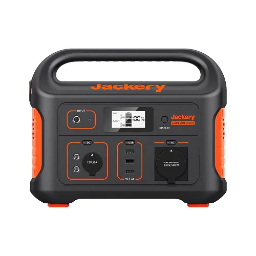 תחנת כוח ניידת Jackery Explorer 500 בצבע שחור-כתום עם ידית נשיאה גדולה, מסך LCD מרכזי, מתגי הפעלה נפרדים ומגוון יציאות כולל AC, DC ו-USB. התמונות מציגות 3 דרכי טעינה שונות וחלוקת יציאות מפורטת עם זמני טעינה לכל מקור