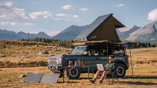 פאנל סולארי Jackery Solarsaga 80W בעיצוב שחור עם מסגרת כתומה, כולל ידית נשיאה נוחה וקצוות גומי מגנים. הפאנל מצויד בטכנולוגיה דו-צדדית עם זכוכית לבנה אחורית, עמיד למים ואבק בתקן IP68 ומשקל קל של 5.1 ק