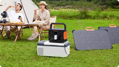 פאנל סולארי Jackery Solarsaga 80W בעיצוב שחור עם מסגרת כתומה, כולל ידית נשיאה נוחה וקצוות גומי מגנים. הפאנל מצויד בטכנולוגיה דו-צדדית עם זכוכית לבנה אחורית, עמיד למים ואבק בתקן IP68 ומשקל קל של 5.1 ק