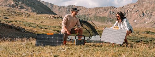 פאנל סולארי Jackery Solarsaga 80W בעיצוב שחור עם מסגרת כתומה, כולל ידית נשיאה נוחה וקצוות גומי מגנים. הפאנל מצויד בטכנולוגיה דו-צדדית עם זכוכית לבנה אחורית, עמיד למים ואבק בתקן IP68 ומשקל קל של 5.1 ק
