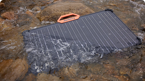 פאנל סולארי Jackery Solarsaga 80W בעיצוב שחור עם מסגרת כתומה, כולל ידית נשיאה נוחה וקצוות גומי מגנים. הפאנל מצויד בטכנולוגיה דו-צדדית עם זכוכית לבנה אחורית, עמיד למים ואבק בתקן IP68 ומשקל קל של 5.1 ק