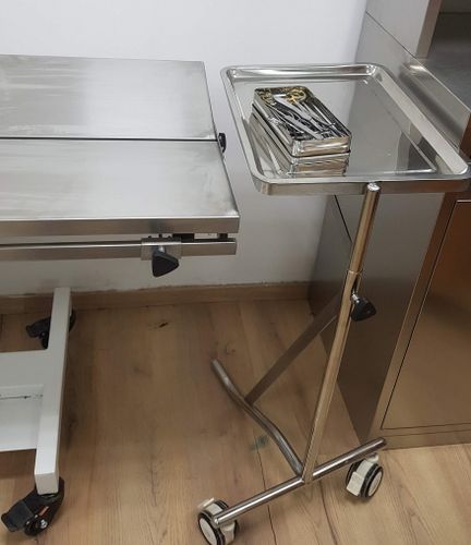 עגלה כירורגית אחות אילמת קטנה 2 גלגלים לחיסכון במקום