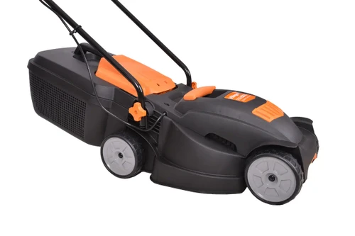 מכסחת דשא חשמלית מדגם Villy1200P מבית Villager בצבע שחור-כתום, עם גלגלים גדולים וסל איסוף אחורי קשיח – מתאימה לגינות קטנות ובינוניות.