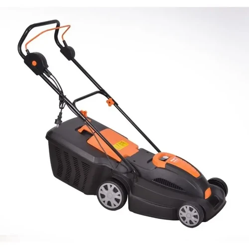  מבט צד על מכסחת דשא חשמלית 1600W של חברת Villager בצבע שחור-כתום, עם ידיות מתקפלות וסל איסוף אחורי גדול.