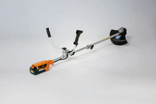 חרמש נטען 40V של יצרן וילאגר עם כידון אופניים לנוחות עבודה מרבית ולעבודה ממושכת בגינה.