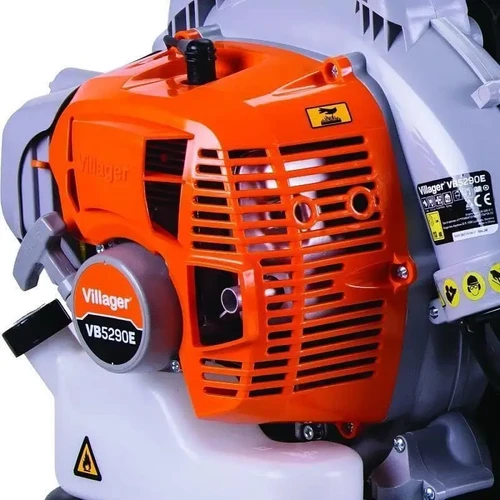 מנוע עוצמתי של מפוח גב בנזין מדגם VB5290E תוצרת Villager, כולל מערכת קירור באוויר ומבנה קשיח לשימוש מקצועי וחקלאי.